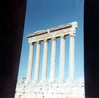 Baalbek1.jpg (21061 bytes)